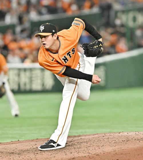 巨人対DeNA　巨人2番手で投球する平内（撮影・滝沢徹郎）