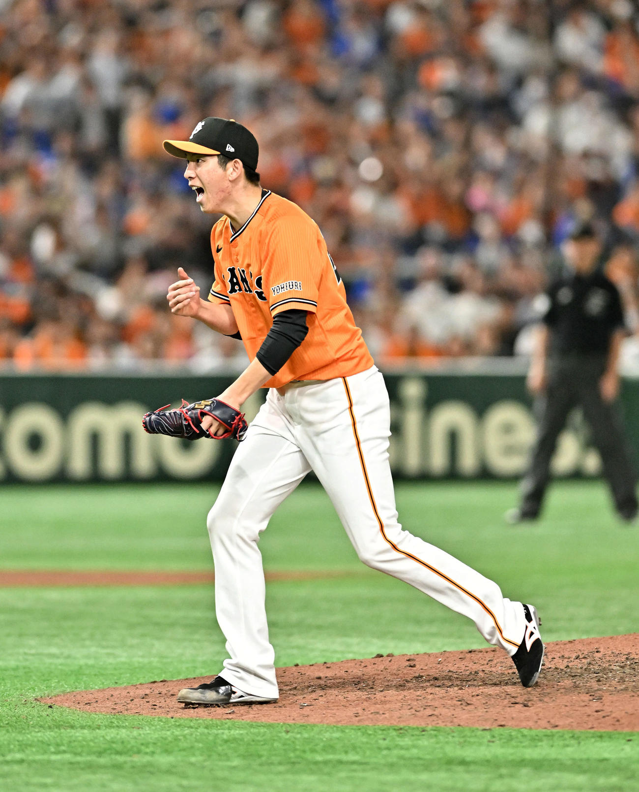 巨人対DeNA　完封勝利しグラブをたたく巨人戸郷（撮影・滝沢徹郎）