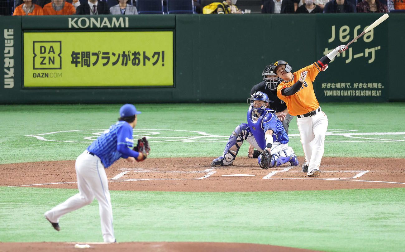 巨人対DeNA 1回裏巨人2死、空振り三振に倒れる坂本勇人。投手石田（撮影・河田真司）