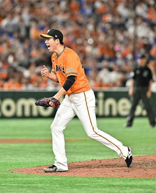 巨人対DeNA　完封勝利しグラブをたたく巨人戸郷（撮影・滝沢徹郎）