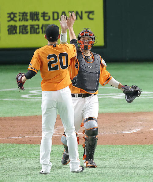 巨人対DeNA DeNAに完封勝利し、戸郷征翔（左）を迎える大城卓（撮影・河田真司）