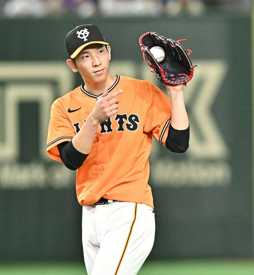 巨人対DeNA　ナインを指さす巨人先発の戸郷（撮影・滝沢徹郎）