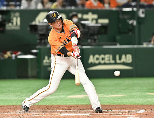 巨人対DeNA 4回裏巨人無死、坂本は左前打を放つ（撮影・滝沢徹郎）
