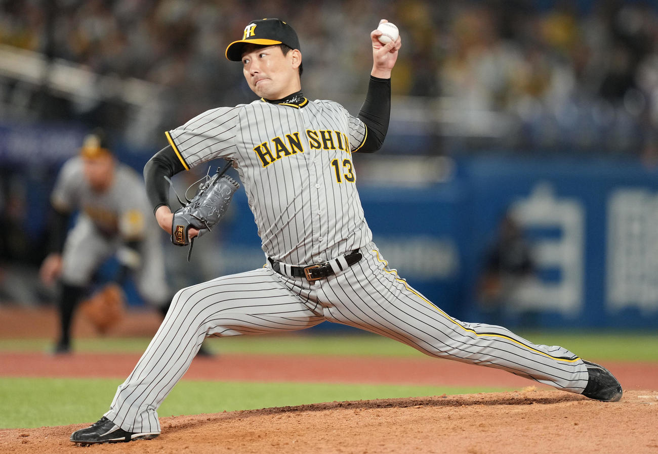 ヤクルト対阪神　9回裏から6番手で登板した阪神岩崎（撮影・鈴木みどり）