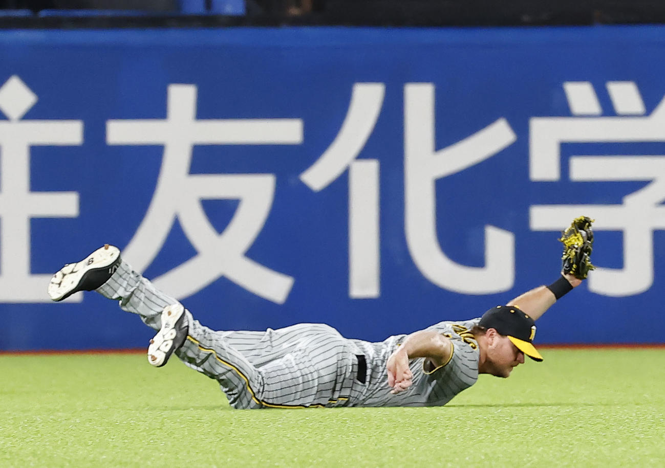 8回裏ヤクルト無死、並木の飛球に飛び込み好捕する阪神左翼手ノイジー（撮影・藤尾明華）