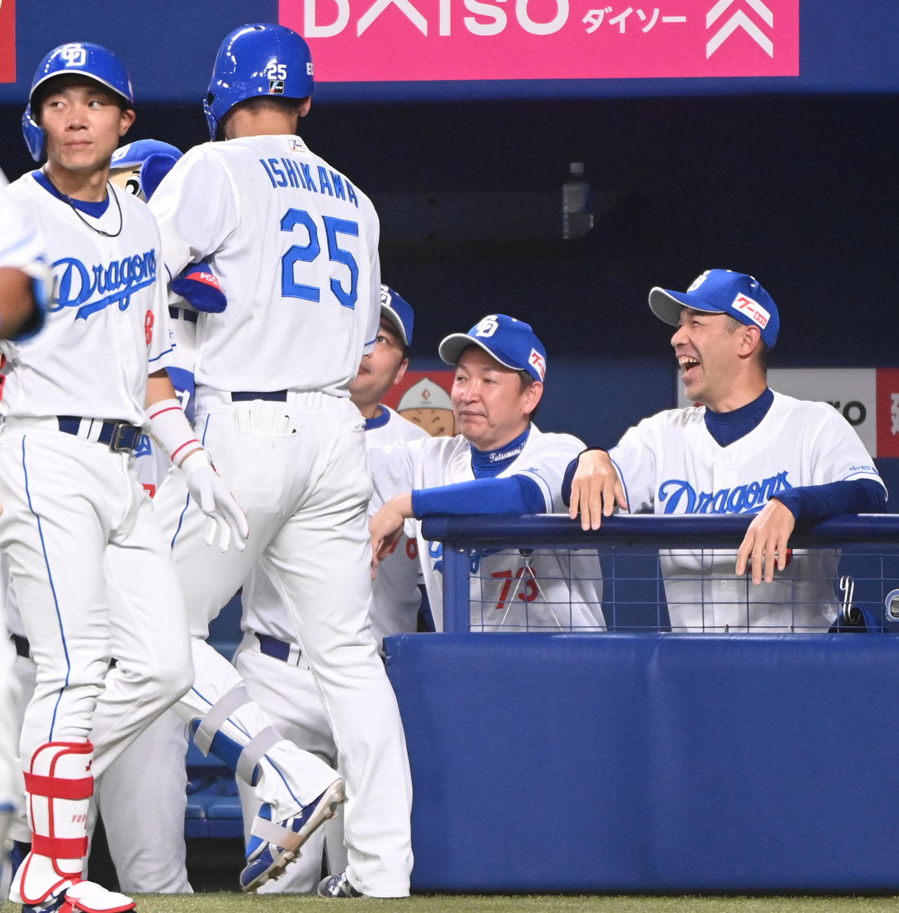 中日対DeNA 4回裏中日無死、左越え本塁打を放った石川昂を迎える立浪監督（右から2人目）ら（撮影・森本幸一）