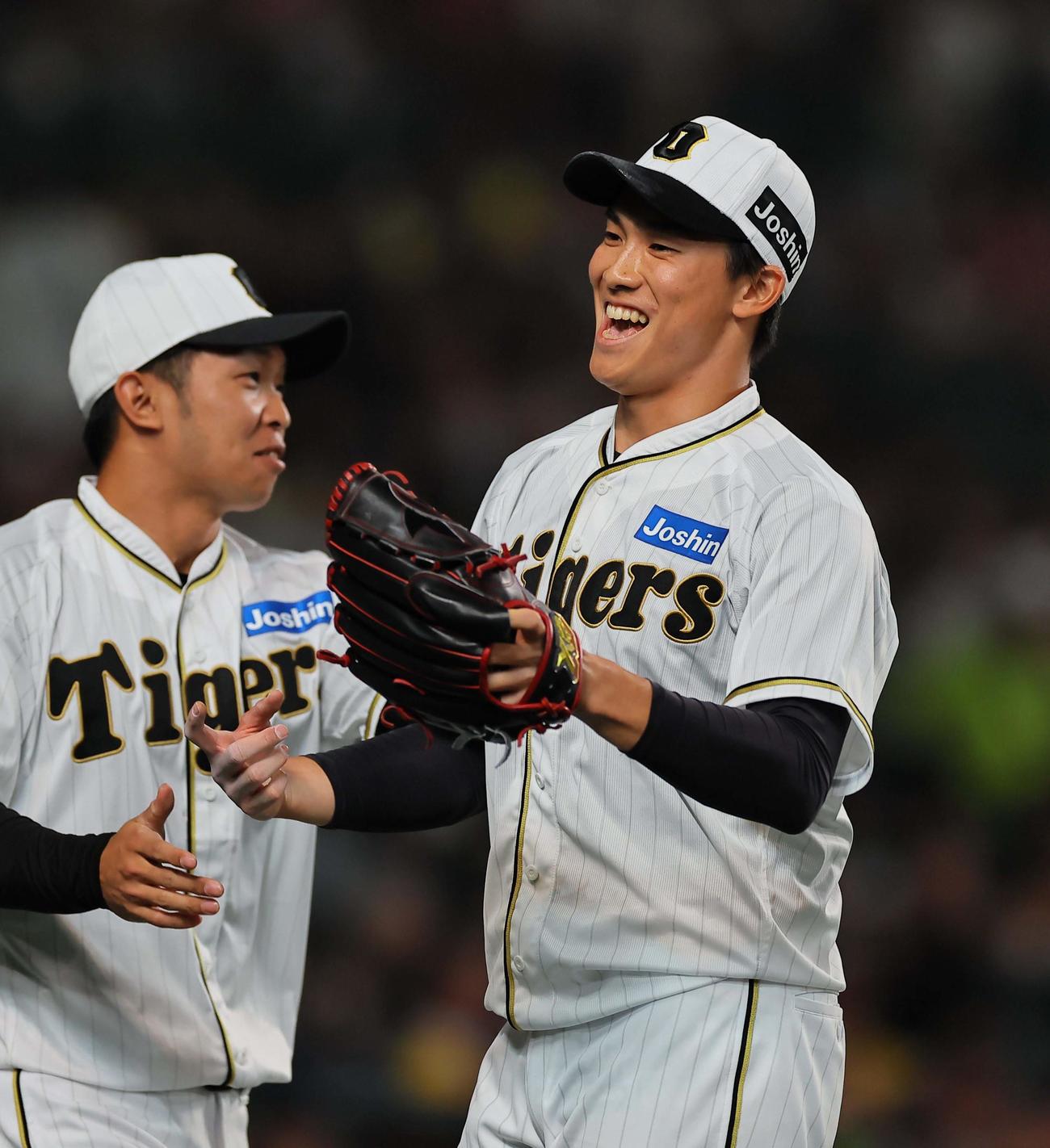 阪神対巨人　湯浅は8回表を無失点に抑えて笑顔を見せる（撮影・上田博志）