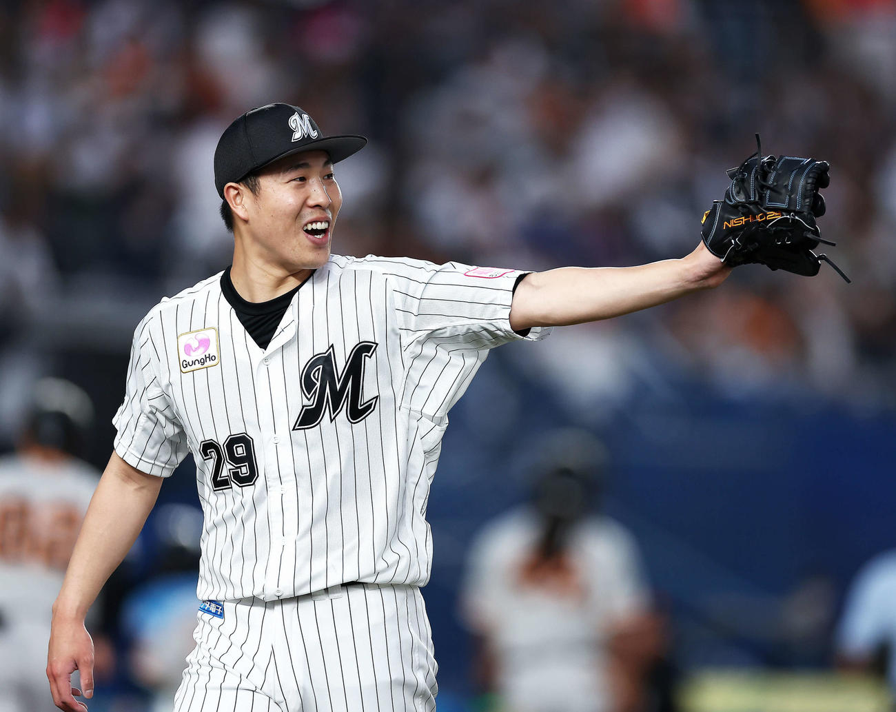 ロッテ対巨人　3回表を抑え、笑顔でナインを迎える西野（撮影・河田真司）