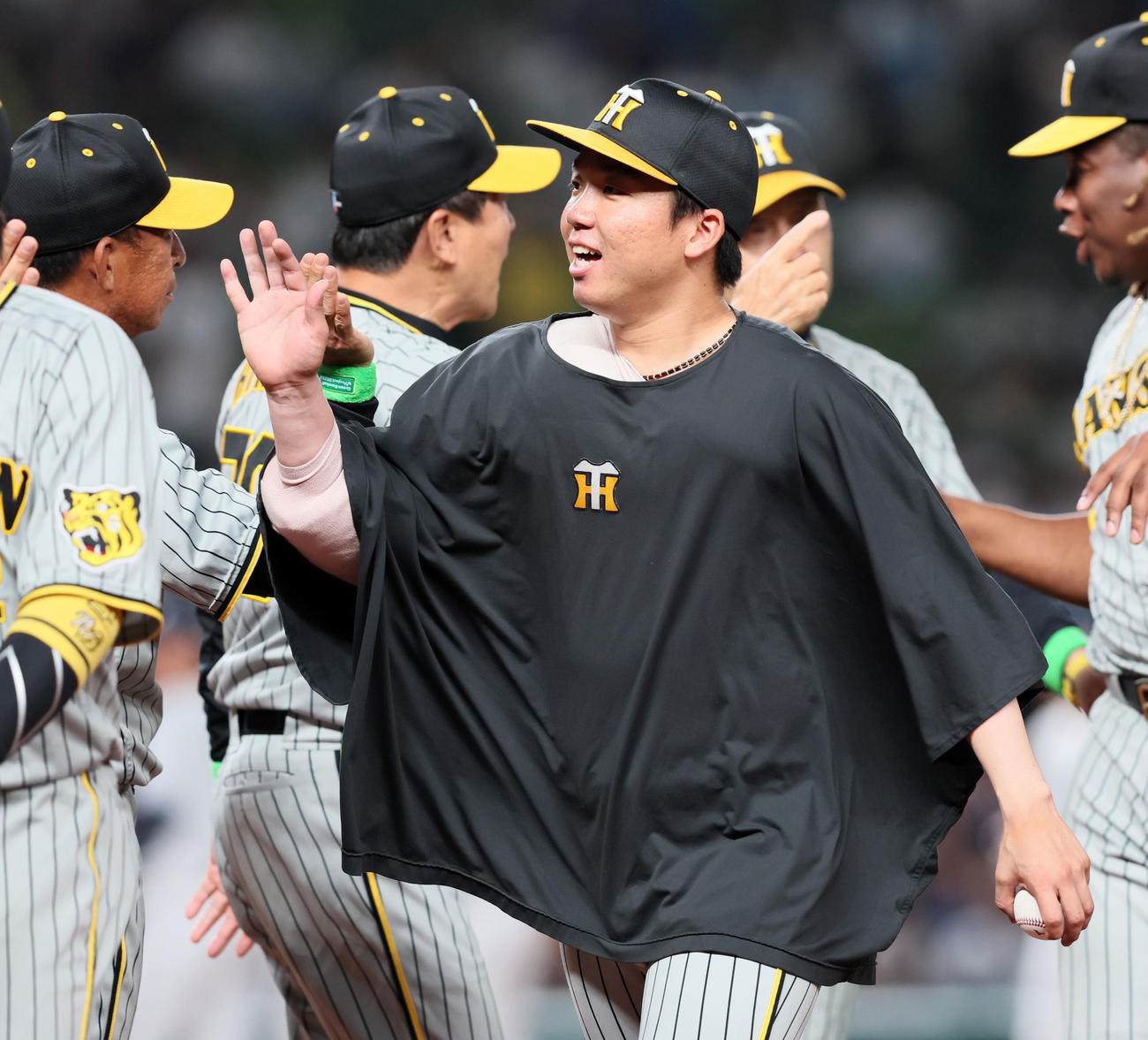 西武対阪神　西武に勝利し笑顔でナインとタッチする村上（撮影・加藤哉）