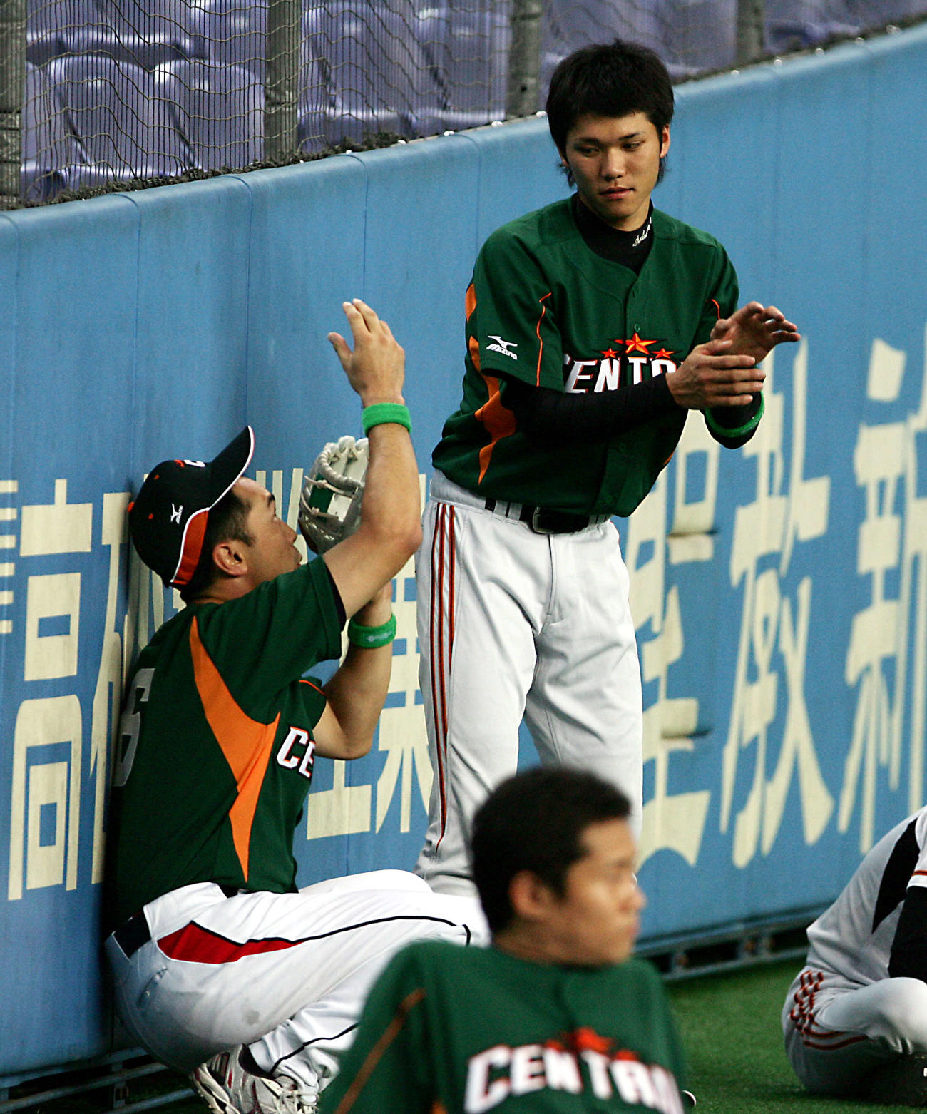 08年7月、オールスター第1戦前、巨人坂本勇人（右）はヤクルト宮本慎也に守備を教わる
