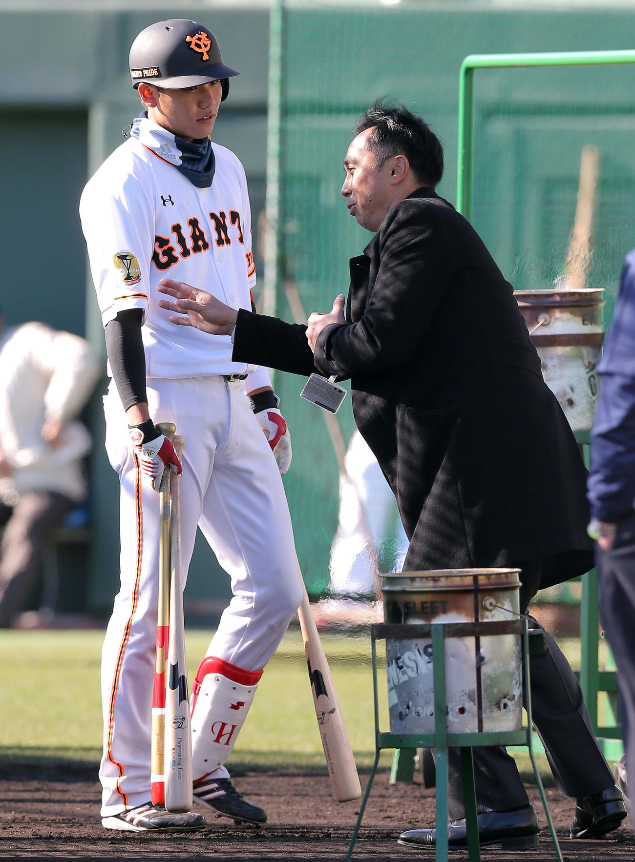 15年2月、巨人宮崎キャンプで巨人坂本（左）は宮本氏と守備について話し込む