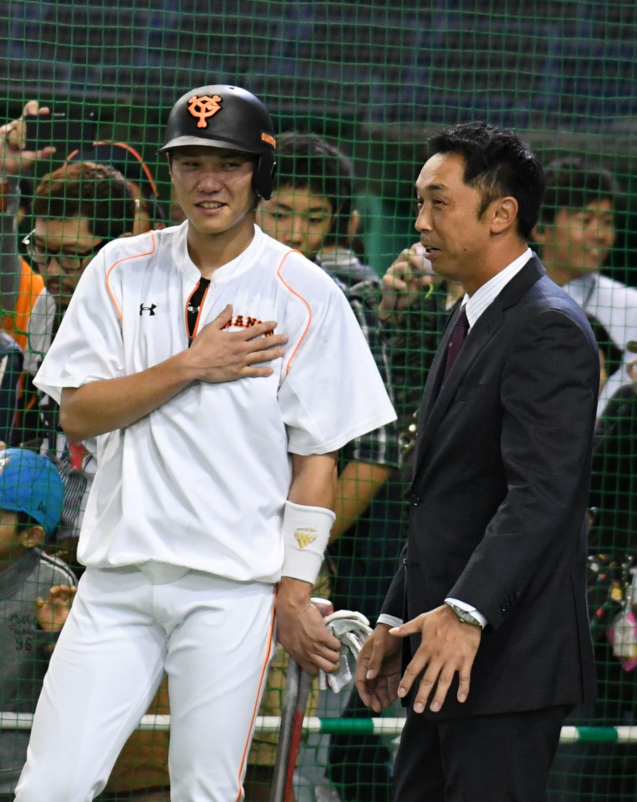 16年9月、談笑する巨人坂本勇人（左）と宮本氏