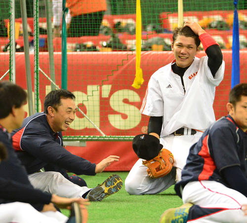 13年4月、試合前の練習で談笑するヤクルト宮本（左）と巨人坂本