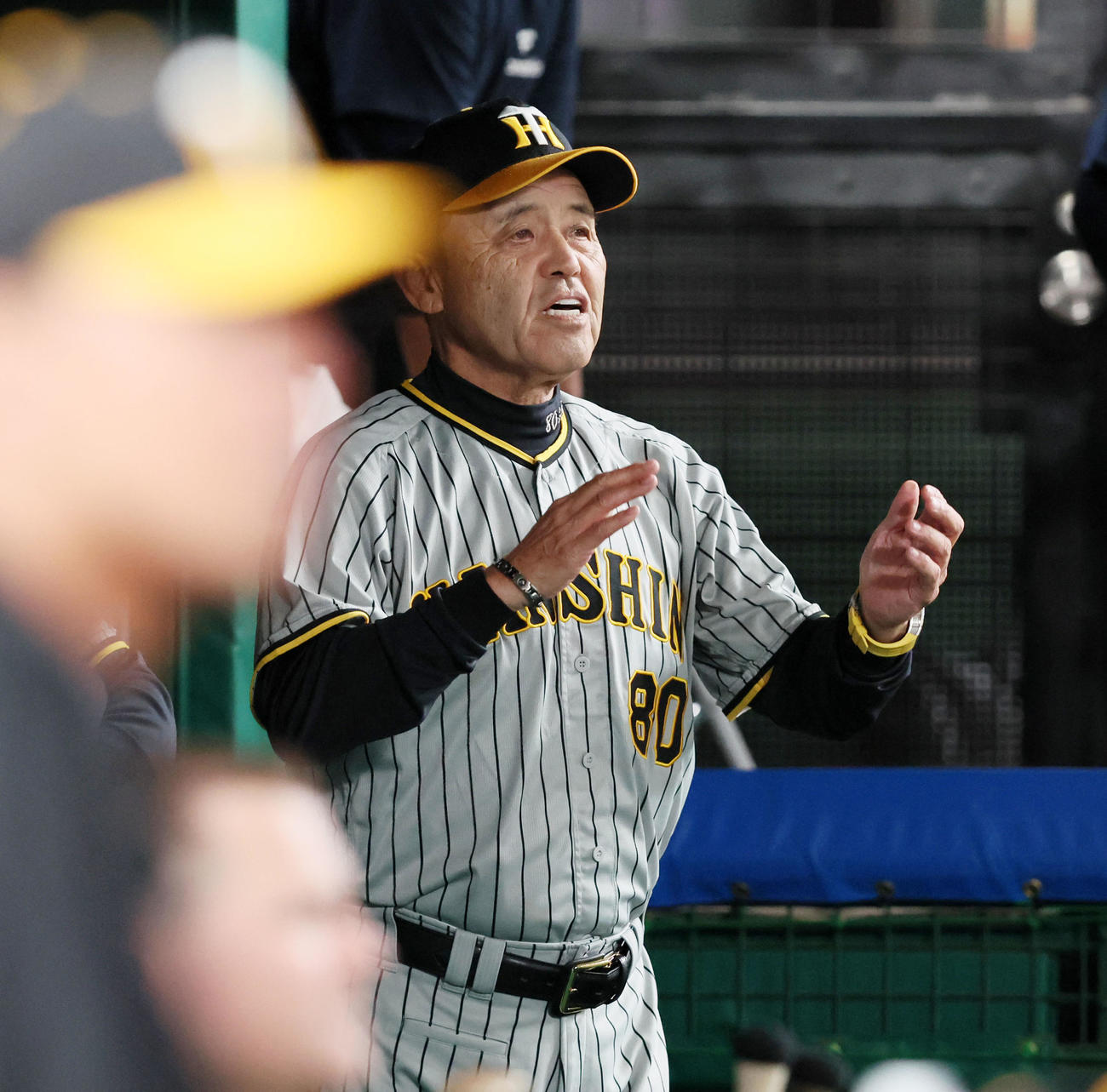 7回表阪神1死三塁、三塁走者森下の本塁判定でリクエストとなり検証映像を見てベンチで喜ぶ岡田監督（撮影・加藤哉）