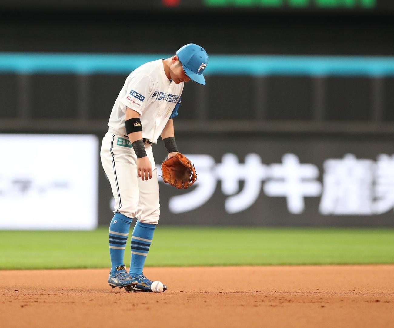 日本ハム対ヤクルト　1回表ヤクルト1死、青木の遊ゴロで送球時に落球する上川畑（撮影・黒川智章）