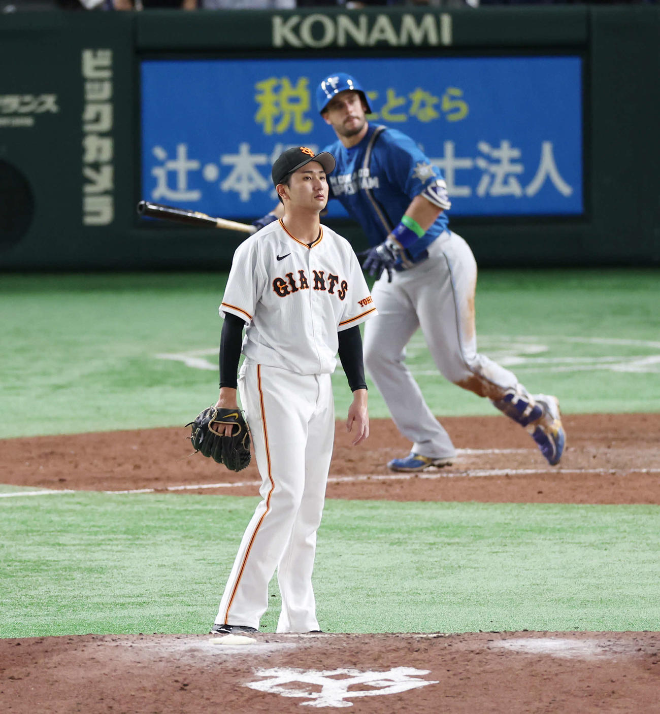 巨人対日本ハム　5回表日本ハム2死二塁、マルティネス（後方）に左越え2点本塁打を浴びる横川（撮影・宮地輝）