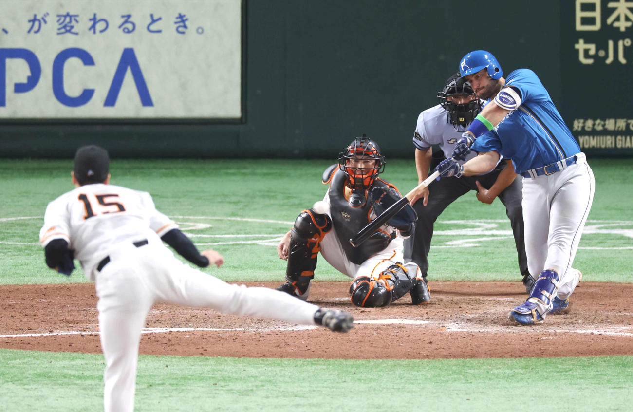 巨人対日本ハム　9回表日本ハム無死一塁、右前打を放つマルティネス。投手大勢（撮影・宮地輝）