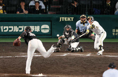 11回裏阪神無死一塁、代打梅野は中前打を放つ。投手は広畑（撮影・加藤哉）