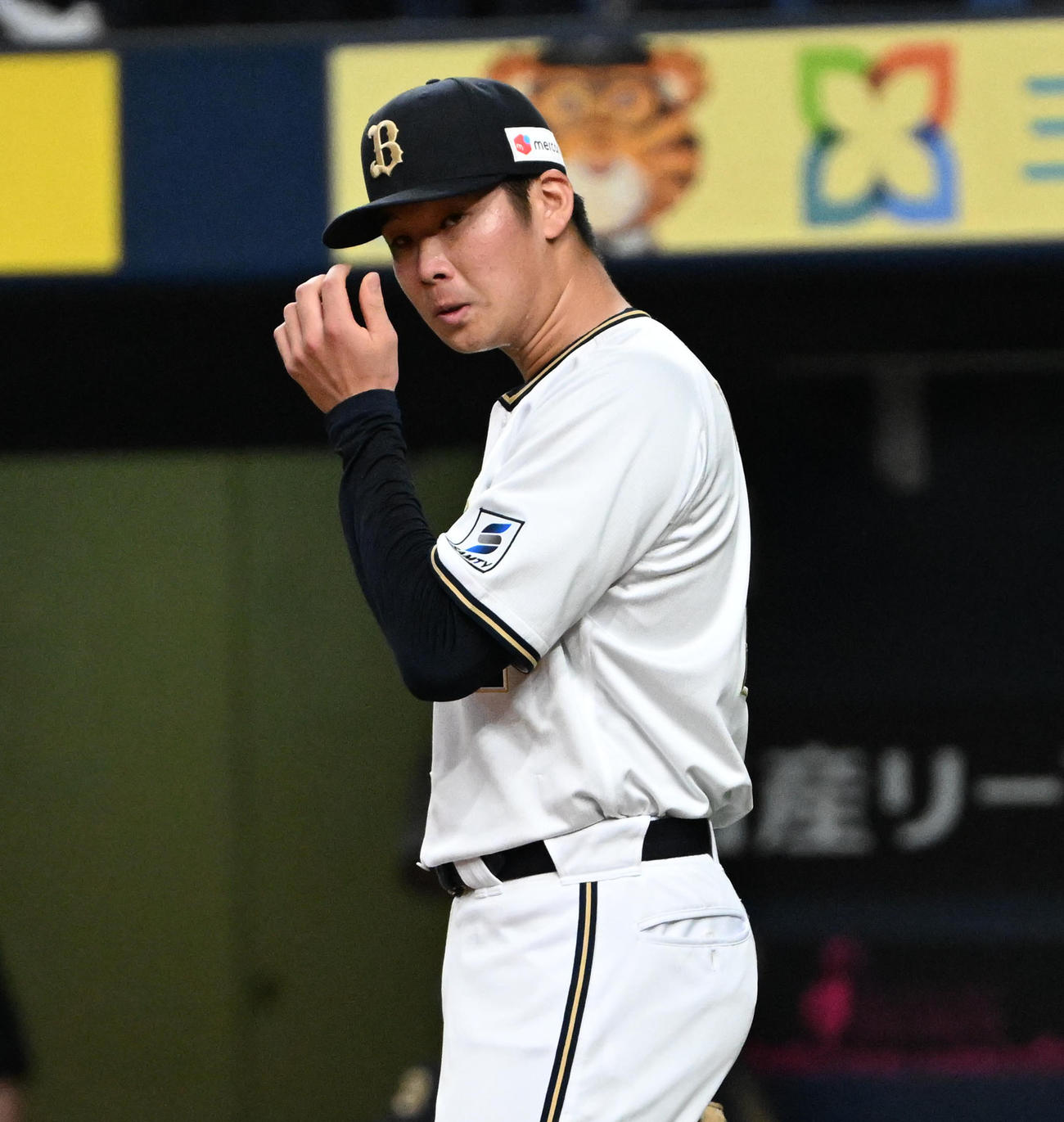 オリックス対DeNA 6回表DeNA2死一、二塁、3失点し肩をおとすオリックス山下（撮影・石井愛子）