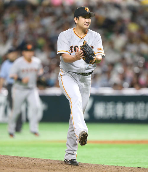 ソフトバンク対巨人 3回裏ソフトバンク2死満塁、菅野は柳町を三直に打ち取り拍手する(撮影・冨田成美)