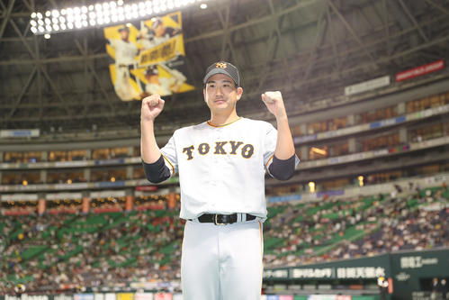 ソフトバンク対巨人 勝ち投手となった菅野はガッツポーズする(撮影・冨田成美)
