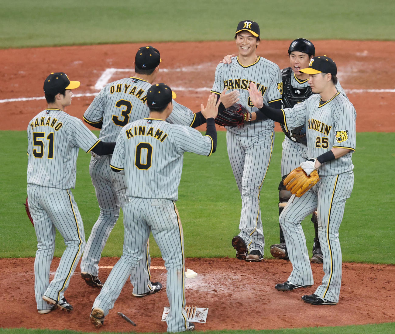 日本ハム対阪神　日本ハムに勝利し笑顔でナインに出迎えられる阪神湯浅（右から3人目）（撮影・佐藤翔太）