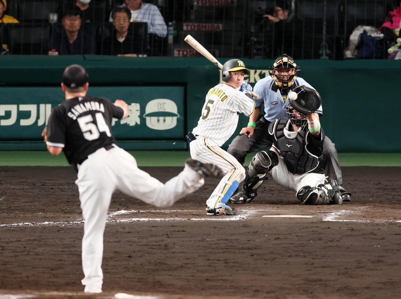 2023年6月3日、ロッテ戦の8回裏阪神無死、近本は四球を選ぶ。投手は沢村