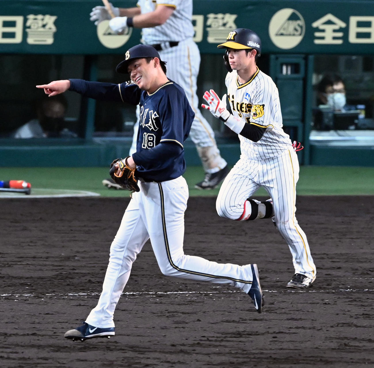 阪神対オリックス　8回裏阪神2死、中野を一ゴロに打ち取り笑顔を見せるオリックス山本（撮影・前岡正明）
