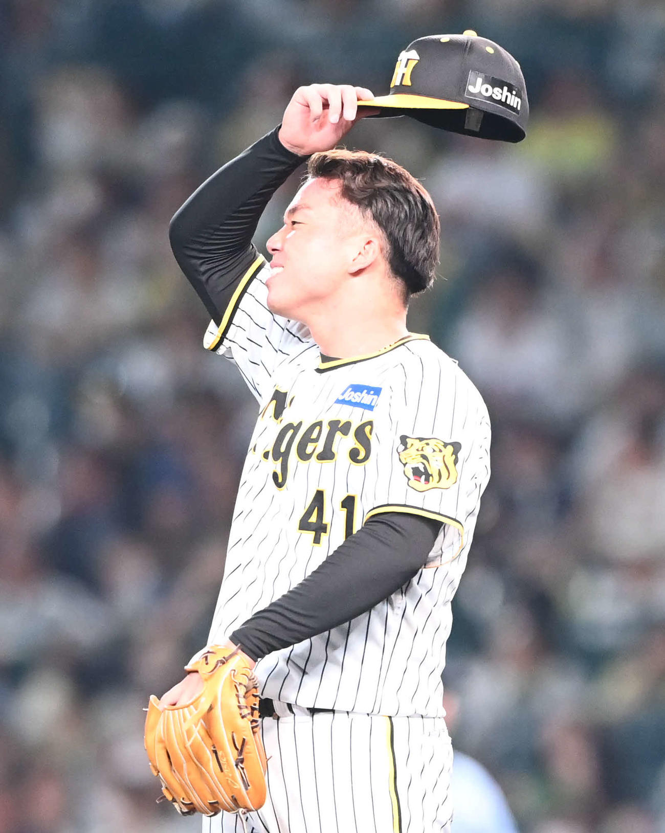 阪神対オリックス　7回表オリックス1死、ゴンザレスにソロ本塁打を浴びる村上（撮影・和賀正仁）