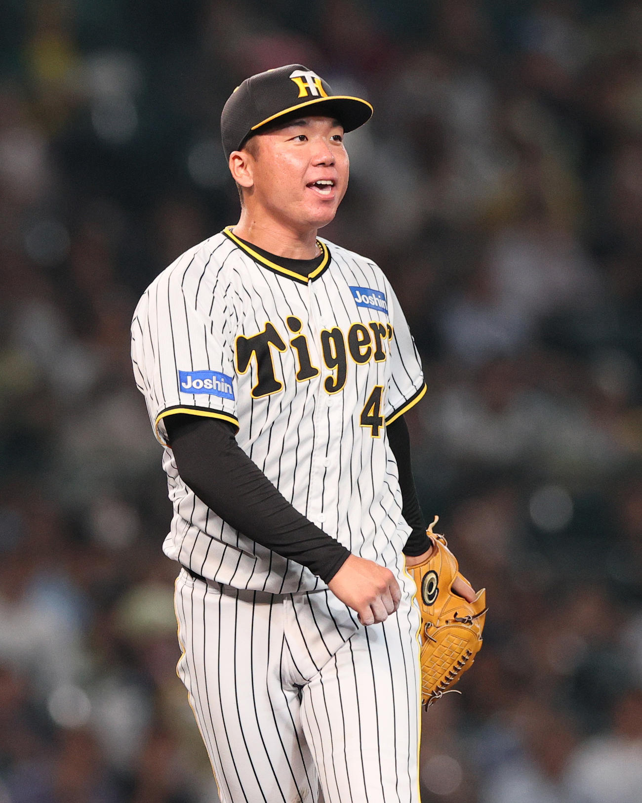 阪神対オリックス　6回表オリックス2死、村上は頓宮から三振を奪い笑顔を見せる（撮影・上山淳一）