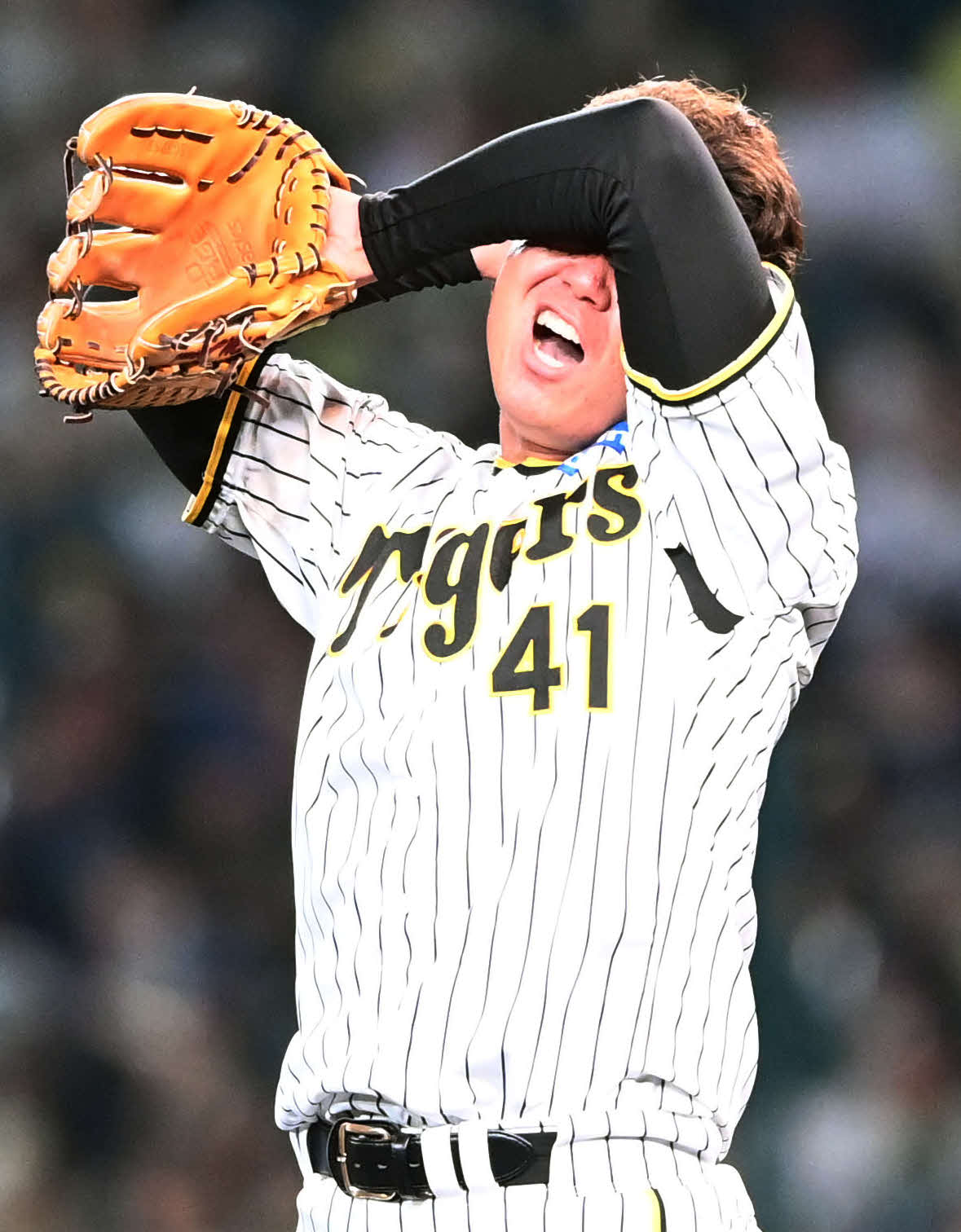 阪神対オリックス　7回表オリックス1死、ゴンザレスに右越え本塁打を浴びて汗を拭う村上（撮影・和賀正仁）