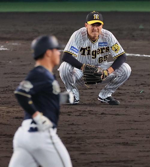 阪神対オリックス　9回表オリックス1死、湯浅は頓宮に左越えに同点ソロ本塁打を浴びる（撮影・上田博志）