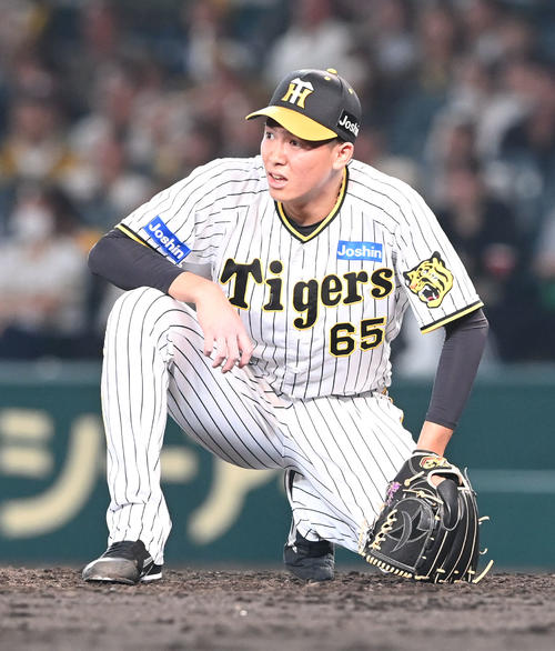 阪神対オリックス　9回表オリックス2死、杉本に勝ち越しとなるソロ本塁打を浴び座り込む湯浅（撮影・和賀正仁）