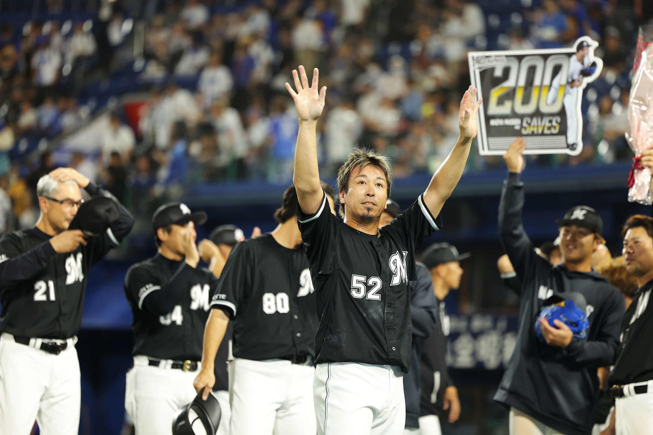 DeNA対ロッテ　200セーブを達成し、観客の声援に応えるロッテ益田（中央）（撮影・河田真司）