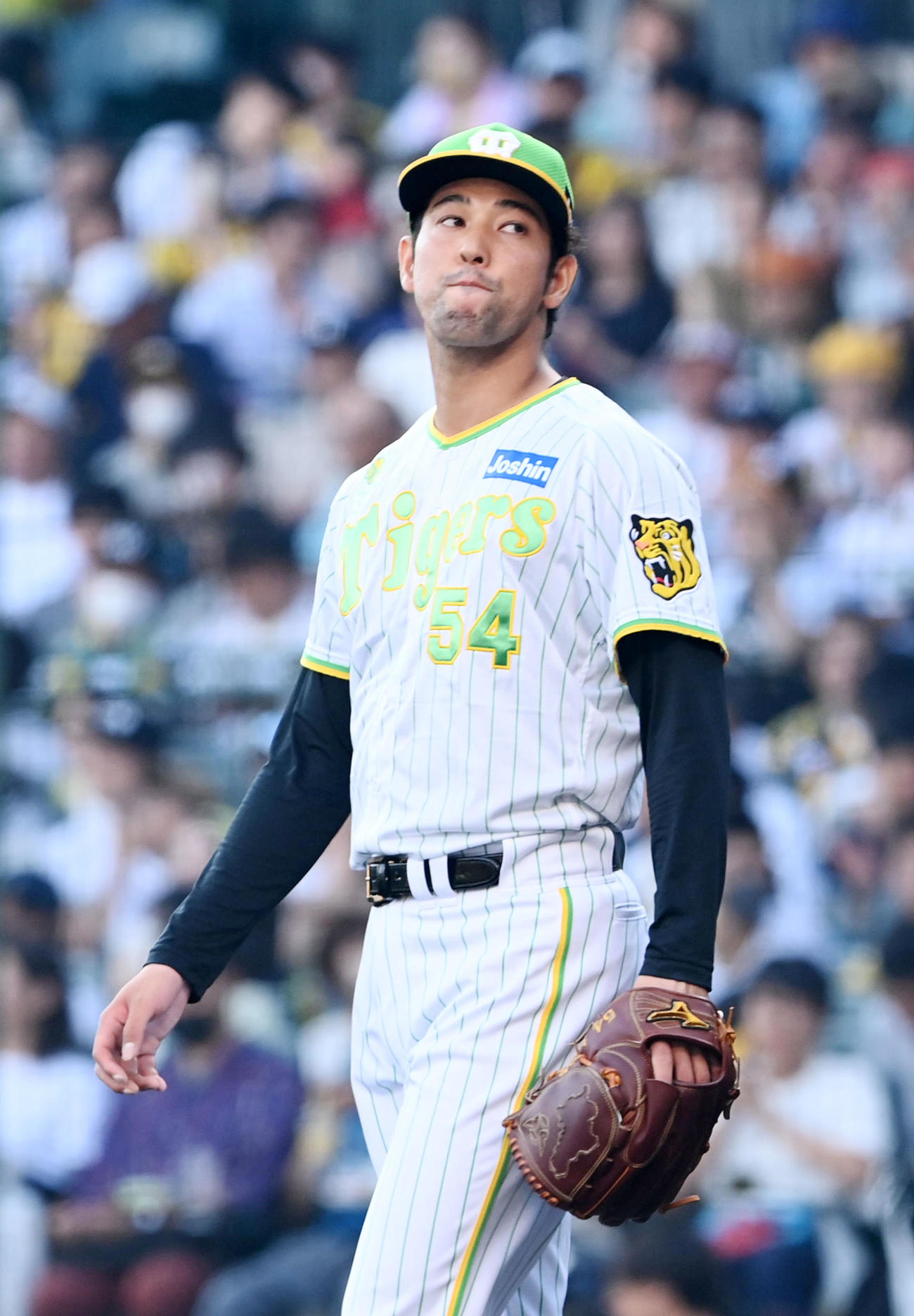 阪神対ソフトバンク　7回表ソフトバンク1死一、三塁、牧原大に先制左適時二塁打を打たれがっくりする阪神加治屋（撮影・前岡正明）