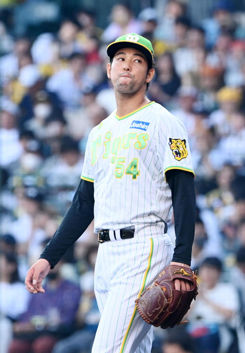 阪神対ソフトバンク　7回表ソフトバンク1死一、三塁、牧原大に先制左適時二塁打を打たれがっくりする阪神加治屋（撮影・前岡正明）