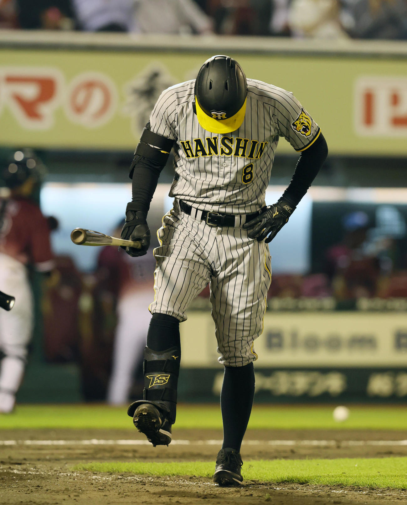 楽天対阪神　8回表阪神2死一塁、佐藤輝は一ゴロを打ってベースへ走り出さず、その場で悔しがる（2023年6月6日撮影）
