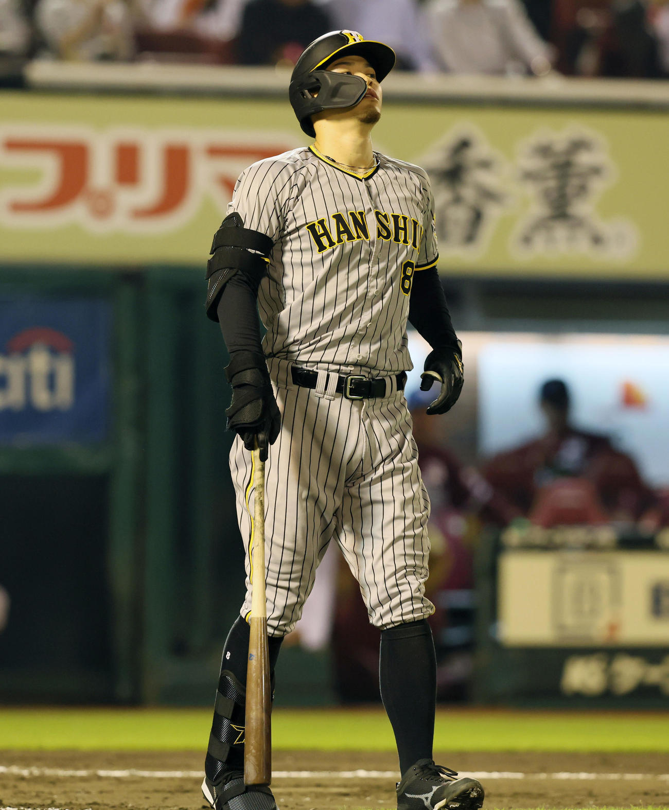 楽天対阪神　8回表阪神2死一塁、佐藤輝は一ゴロを打ってベースへ走り出さず、その場で悔しがる（2023年6月6日撮影）