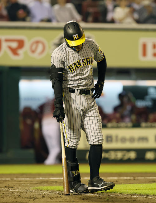 楽天対阪神　8回表阪神2死一塁、佐藤輝は一ゴロを打ってベースへ走り出さず、その場で悔しがる（2023年6月6日撮影）
