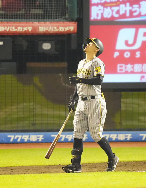 楽天対阪神　8回表阪神2死一塁、一ゴロに倒れた佐藤輝（2023年6月6日撮影）