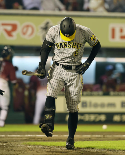 楽天対阪神　8回表阪神2死一塁、佐藤輝は一ゴロを打ってベースへ走り出さず、その場で悔しがる（2023年6月6日撮影）