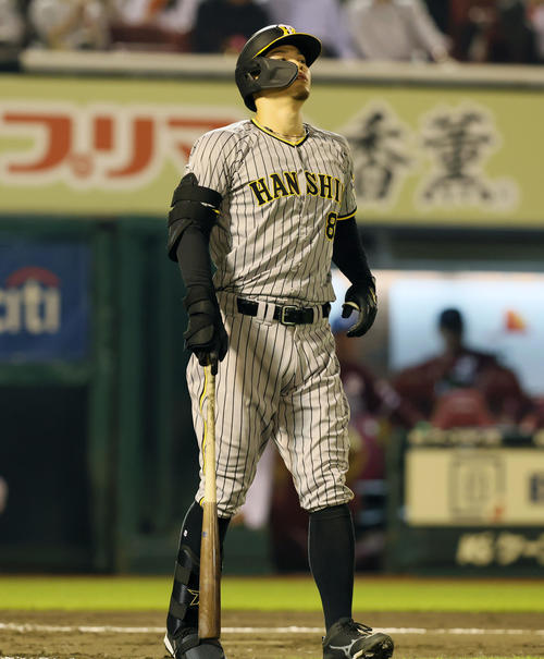 楽天対阪神　8回表阪神2死一塁、佐藤輝は一ゴロを打ってベースへ走り出さず、その場で悔しがる（2023年6月6日撮影）