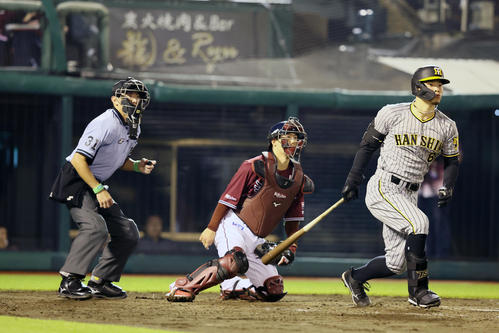 楽天対阪神　8回表阪神2死一塁、佐藤輝は一ゴロを打ってベースへ走り出さず、その場で悔しがる（2023年6月6日撮影）