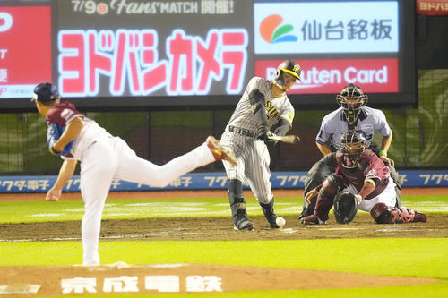 楽天対阪神　8回表阪神2死一塁、一ゴロに倒れる佐藤輝（2023年6月6日撮影）
