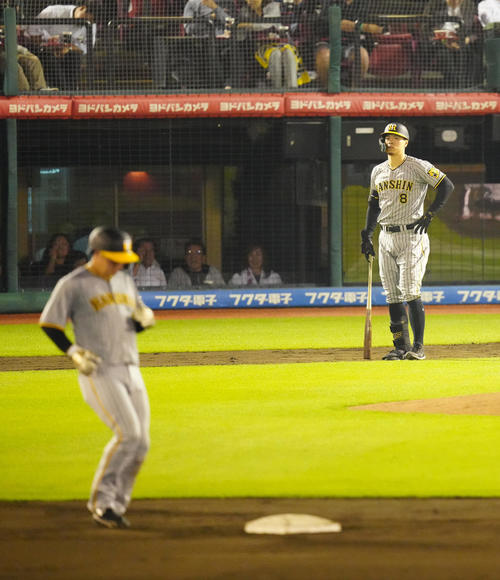 楽天対阪神　8回表阪神2死一塁、一ゴロに倒れた佐藤輝（2023年6月6日撮影）