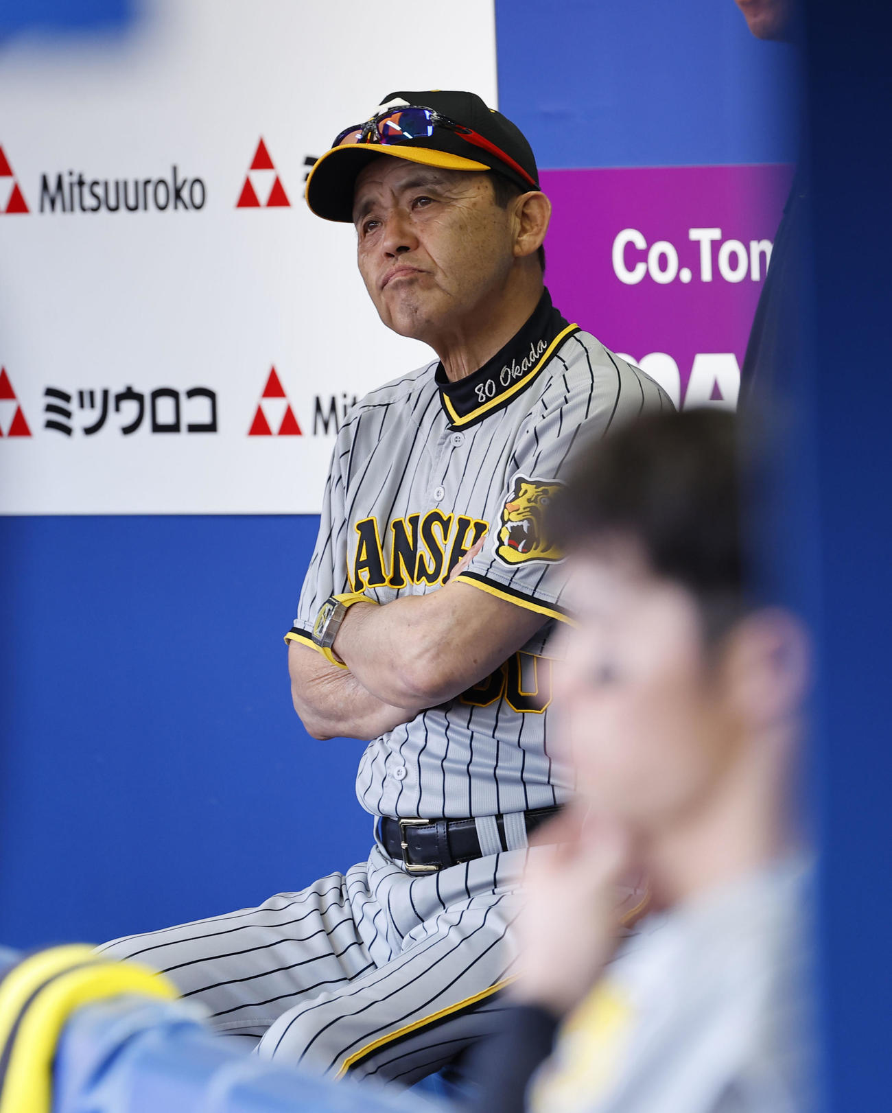 DeNA対阪神　9回表阪神無死、ベンチで厳しい表情を見せる阪神岡田監督（撮影・藤尾明華）