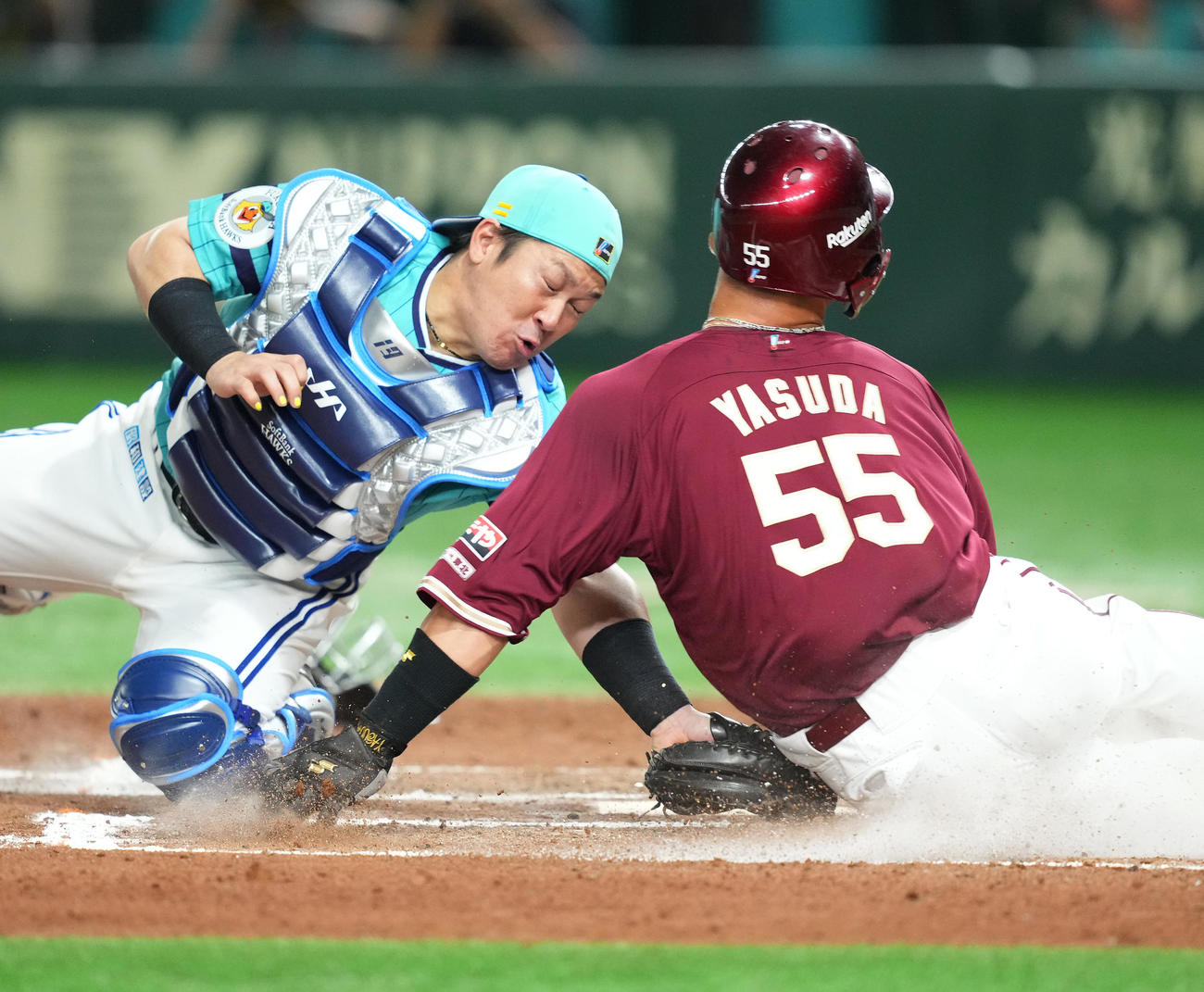 ソフトバンク対楽天　7回表楽天1死満塁、小深田の適時打で二塁から本塁打を狙うもタッチアウトとなる安田。捕手甲斐（撮影・菅敏）