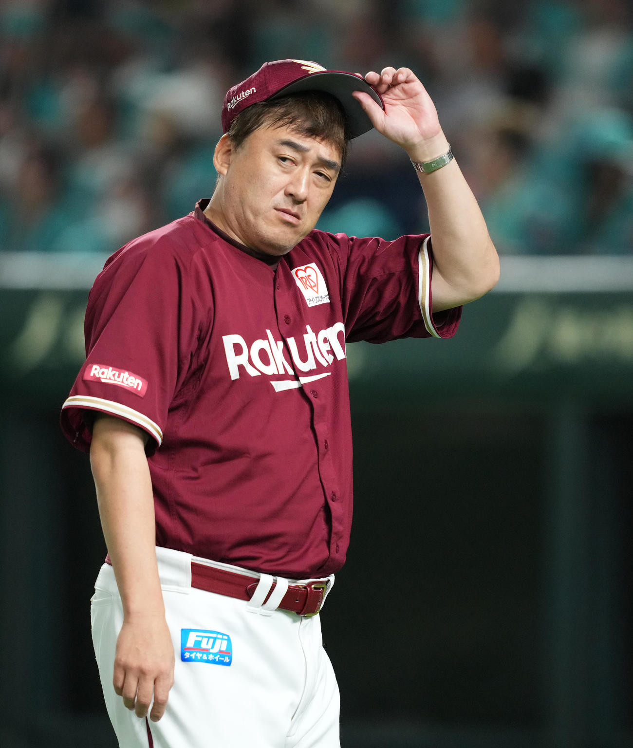 ソフトバンク対楽天　8回、交代を告げる楽天石井監督（撮影・菅敏）