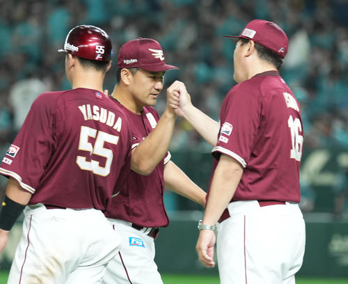 今季4勝目を挙げ、石井監督（右）にタッチで迎えられる楽天田中将（撮影・菅敏）