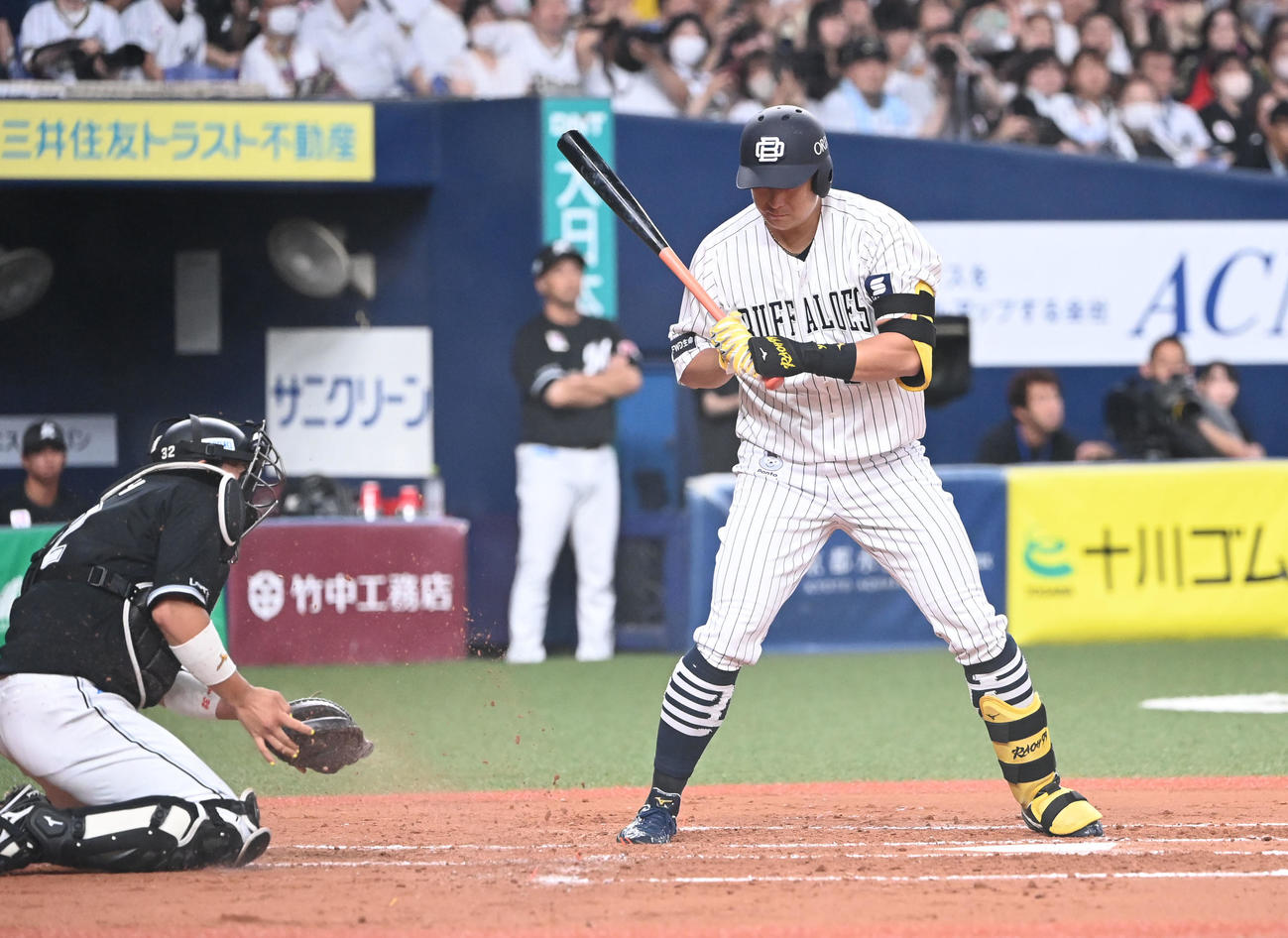 オリックス対ロッテ　2回裏オリックス1死一塁、打者杉本の時、暴投する佐々木朗、捕手佐藤（撮影・和賀正仁）